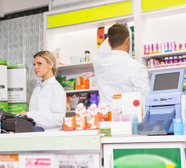 Une pharmacienne en caisse - MACSF