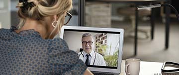 Un médecin pratique la télémédecine - MACSF
