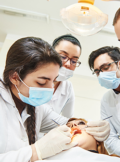 Une étudiante réalise un stage en chirurgie dentaire - MACSF