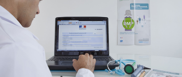 Un médecin complète le dossier médical partagé (DMP) d'un patient - MACSF