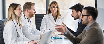 Une équipe médicale procède à une réunion de concertation pluridisciplinaire (RCP) - MACSF