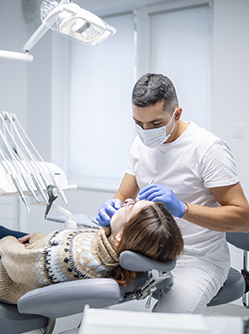 Un chirurgien-dentiste examine une patiente - MACSF