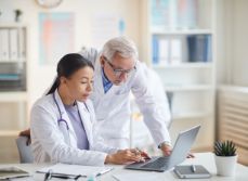 Médecin et son remplaçant assurés à la MACSF