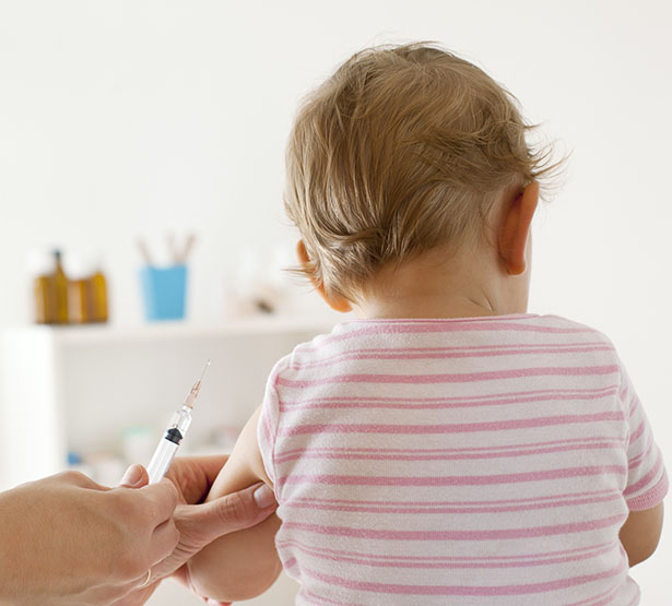 Un jeune patient se fait vacciner - MACSF