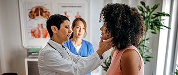 Un médecin examine la gorge d'une patiente | MACSF