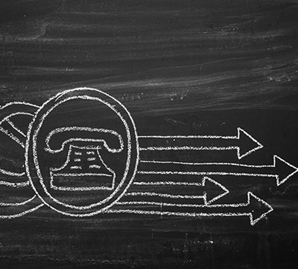 Des lignes téléphoniques emmêlées dessinées sur un tableau noir - MACSF