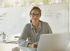 Une professionnelle de santé devant son ordinateur - MACSF