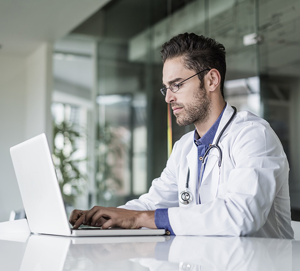 Un jeune médecin devant son ordinateur - MACSF