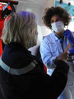 Un médecin urgentiste échange avec un pompier | MACSF