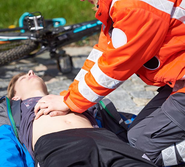 Un sauveteur fait un massage cardiaque a un cycliste accidenté - MACSF