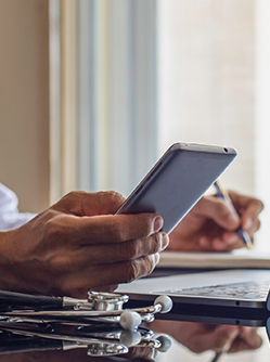 Un médecin collecte par téléphone les données médicales de son patient - MACSF