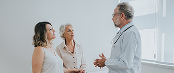 Le médecin discute avec une patiente âgée qui est accompagnée de sa fille - MACSF
