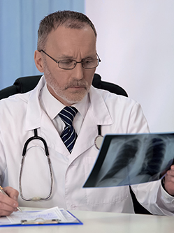 Un médecin examine une radiographie - MACSF