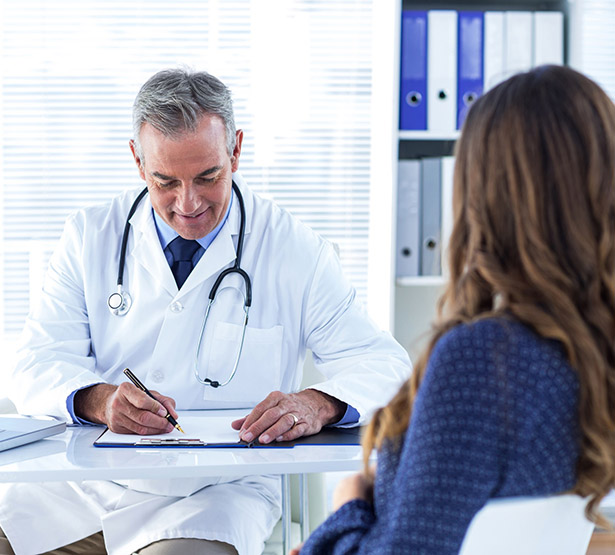 Un médecin prend des notes lors d'une consultation - MACSF