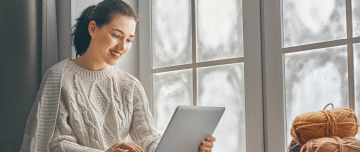 femme qui regarde son ordinateur conseils pour l hiver - MACSF