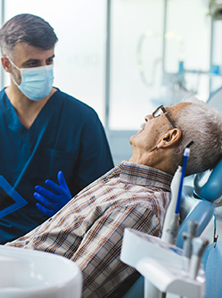 Le dentiste discute avec le patient âgé - MACSF