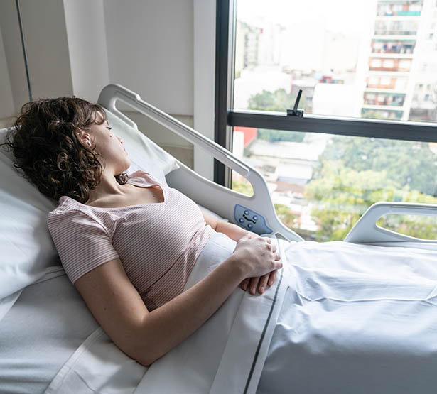 Une patiente dans un lit d'hôpital - MACSF