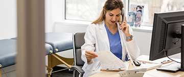Une femme médecin téléphone - MACSF