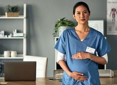 Une infirmière enceinte dans le bureau de l'hôpital - MACSF