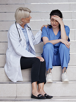 Un médecin réconforte une infirmière - MACSF