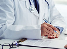 Un médecin complète un document face au patient - MACSF