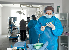 Une IADE prépare une injection - MACSF
