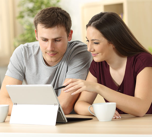 Un couple regarde une tablette | MACSF