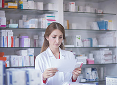 Pharmacienne contrôle une ordonnance - MACSF