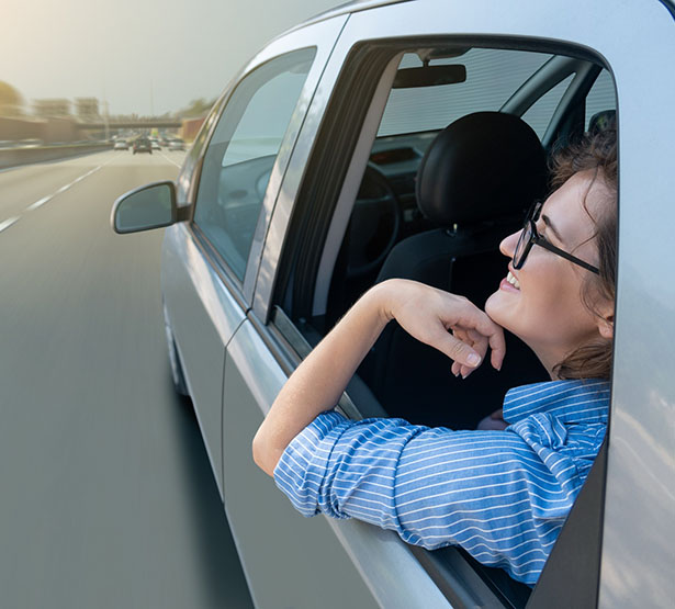 Femme assise à l'arrière d'une voiture autonome - MACSF