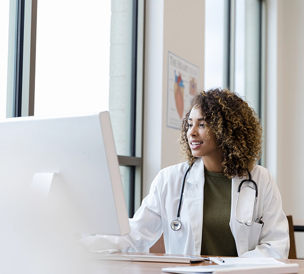 Une femme médecin sur son ordinateur - MACSF