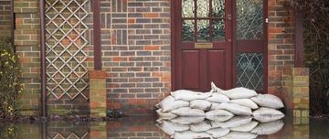 Des sacs de sable protège la maison de l'inondation MACSF