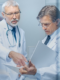 Deux médecins discutent d'un dossier - MACSF
