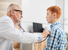 Un pédiatre examine un jeune patient - MACSF