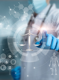 Un professionnel de santé pointe du doigt une balance représentée sur un écran virtuel - MACSF