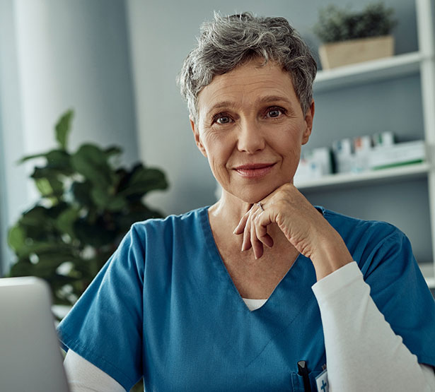 Une infirmière en consultation - MACSF