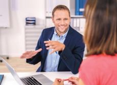 Conseiller MACSF en entretien avec une sociétaire