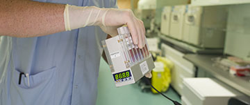 Un technicien de laboratoire manipule des éprouvettes - MACSF