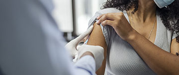 Un professionnel de santé vaccine une jeune femme - MACSF