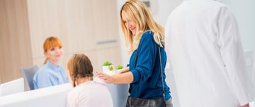 Femme avec sa fille dans une maison médicale de garde