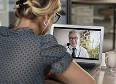 Un médecin pratique la télémédecine - MACSF