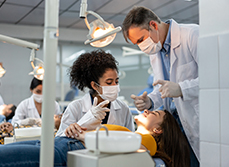 Une étudiante examine un patient à l’école dentaire - MACSF