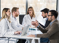 Une équipe médicale procède à une réunion de concertation pluridisciplinaire (RCP) - MACSF