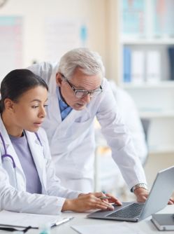 Médecin et son remplaçant assurés à la MACSF