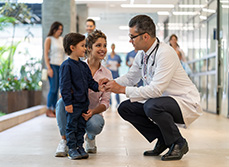 Un médecin et son jeune patient accompagné de sa mère - MACSF