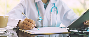 Une femme médecin prend des notes - MACSF