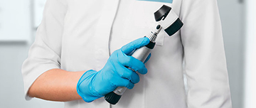 Un dermatologue tient un dermoscope - MACSF