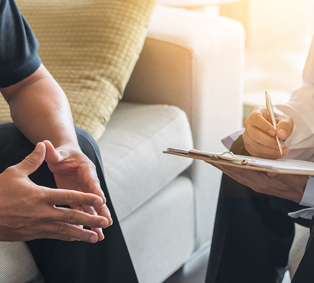 Psychiatre en consultation avec un patient - MACSF