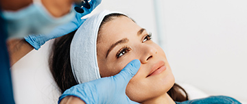 Un médecin réalise des soins esthétiques sur le visage d'une patiente - MACSF