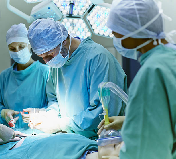 Une équipe médicale en salle de chirurgie - MACSF
