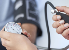 Une assistante médicale qui prend la tension d'un patient